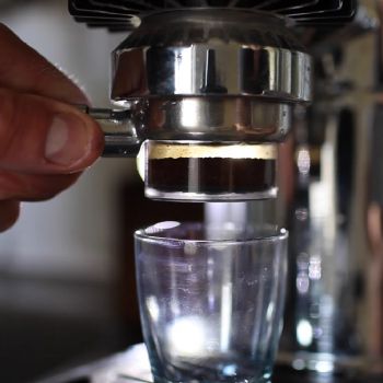 perfect coffee extraction of coffee after tamping