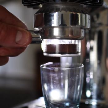 espresso tamping for perfect extraction